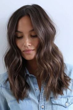 Hairstyles For Women Medium Length Hair, Brunette Hair 2023, Thick Textured Hair, Brunette Ideas, Popular Haircuts For Women, Blonde Ideas, Ponytail Ideas, Medium Hairstyle, Rambut Brunette