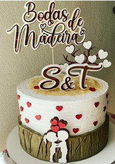 a wedding cake is decorated with hearts and the words bodas de madferia st & t