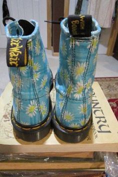 Vintage 90s genuine Doc Marten, floral daisy boots. Made in England. UK 5, US women 6. Very rare, and very sought after. Excellent condition, very little wear, clean, no damage. Please read all measurements and view all photos provided before purchasing as I do NOT accept returns. I do my best to list accurate measurements and notate all visible flaws/signs of wear. I am happy to send additional pictures of any listing. I usually ship the next business day after an order is placed. I am not resp Doc Marten, Yellow Daisy, England Uk, Us Man, Doc Martens, I Fall In Love, Very Rare, Winter Boot, Me Too Shoes