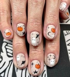 Disney Nail Decals, Halloween Nail Art Easy, Pumpkin Nail Art, Black Halloween Nails, Halloween Nails Easy, Nail Art Photos, Cute Halloween Nails, Pumpkin Nails, Seasonal Nails