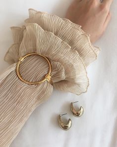 Detail Couture, Makeup Tip, Spring Summer Fashion Trends, Minimal Bracelet, Lady Like, The Bangles, Bangles Style, Summer Fashion Trends, Jewelry Inspo