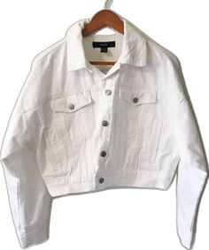 White Button-up Denim Jacket For Day Out, Trendy White Button-up Cropped Jacket, Trendy White Cropped Jacket With Button Closure, Casual White Button-up Cropped Jacket, Trendy White Cropped Denim Jacket, Casual White Cropped Jacket For Spring, White Cropped Denim Outerwear, Casual White Cropped Denim Jacket, White Button-up Denim Jacket For Summer