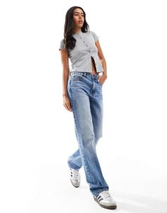 Jeans di Stradivarius Ogni guardaroba si merita il denim Taglio dritto Vita medio alta Passanti per la cintura Cinque tasche Straight Jeans Mid Rise, Mid Rise Straight Leg Jeans, Stradivarius Jeans, Flip Flop Boots, Winter Party Dress, Jumpsuit Shorts Rompers, Satin Slip Dress, Maxi Dress Trend, Mid Rise Jeans