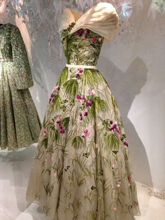 Old Dior Dress, Dior Embroidery Dress, Inside Dior Dress, Christian Dior Original Designs, Dior Exhibition Paris, Filipiniana Dress, Dior Dress, Dior Couture, Vintage Gowns