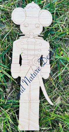 a wooden cutout of a monkey in the grass with words above it that read,'la nature des animales '