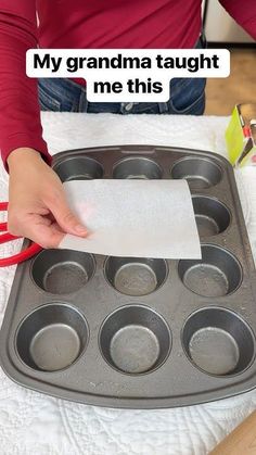 Create the perfect muffin holder #baking #bakinglove #muffins #cupcakes ... Pot Roast Cupcakes, How To Store Cupcakes Overnight, Muffin Wrapping Ideas, Muffin Papers Diy, Transport Cupcakes Diy, Muffin Decoration Ideas, Muffin Display, Muffin Tin Crafts, Cupcake Pan Recipes