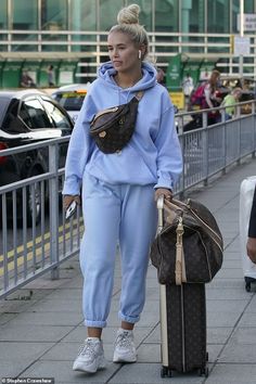 Cute Airport Outfit, Comfy Airport Outfit, Comfy Travel Outfit, Airplane Outfits, Blue Tracksuit, Fashion Travel Outfit, Pullover Outfit, Chill Outfits, Sporty Outfits