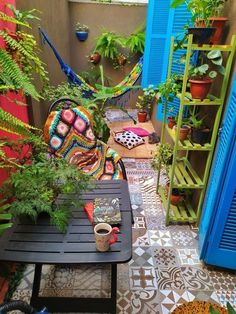 an outdoor patio with plants and potted plants