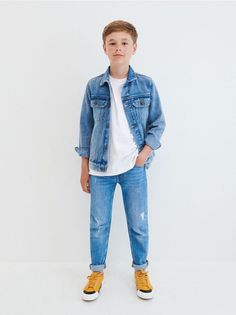 Boys' Spring 2024 Fashion Trends: Stylish & Comfortable Outfits Comfortable Stylish Outfits, Light Blue Jeans Outfit, Zara Kids Boys, Boys Denim Jeans, Classy Clothes, Blue Jean Outfits, 2024 Fashion Trends, Olive Green Pants, Trends For 2024