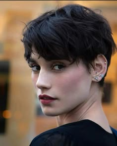 Let’s Get Natural: Here are Our Favorite Natural-Looking Hairstyles - Page 5 of 7 - VIVA GLAM MAGAZINE™ Wavy Pixie Cut, Choppy Pixie Cut, Curly Pixie Haircuts, Thick Hair Cuts, Really Short Hair, 얼굴 그리기, Short Straight Hair, Very Short Hair