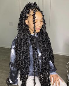 Extended long butterfly locs Baddie Butterfly Locs, Long Butterfly Locs Black Women, Unique Locs Hairstyles, Black Butterfly Locs Long, Long Butterfly Locs Styles, Butterfly Locs Ideas, Half Up Half Down Butterfly Locs, Butterfly Faux Locs Long, Long Butterfly Locs Tutorial