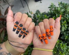 Medium Coffin Halloween Nails, Halloween Nails 2023 Square, Orange And Black Halloween Nail Designs, Halloween Nails Neon, Pumpkin Nails Designs, Orange Nails Halloween, October Nail Designs Fall, Jackolantern Nails, Orange And Black Halloween Nails