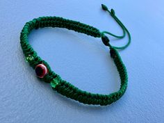 Es una Pulsera tejida con hilo verde y tiene como tema principal un ojo turco color rojo adornada con cristales verdes en cada lado además es ajustable Mirar las fotografías para más detalles  Excelente regalo para alguien muy especial  Gracias por su apoyo Green Adjustable Jewelry For Festivals, Green Adjustable Jewelry For Festival, Green Adjustable-length Jewelry For Festival, Handmade Adjustable Dark Green Jewelry, Green Resizable Bracelets For Festivals, Adjustable Green Evil Eye Bracelets, Adjustable Green Evil Eye Bracelet, Traditional Green Jewelry For Beach, Casual Green Jewelry For Festival