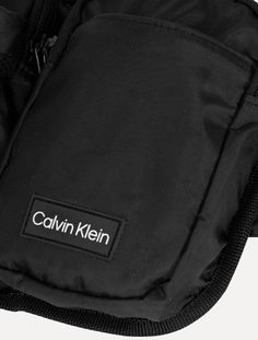 Pochete Calvin Klein Swimwear Masculina Logo Preta Pochete masculina Calvin Klein na cor preta. Linha Calvin Klein Swimwear. Dois compartimentos com fechamento por zíper, sendo um com bolso externo com fecho de correr e outro com tela e ajuste por elástico. Alça de cintura com ajuste por fivela. Ref.: CM4OS86BL464 0987 Calvin Klein Swimwear, Outlet, Calvin Klein