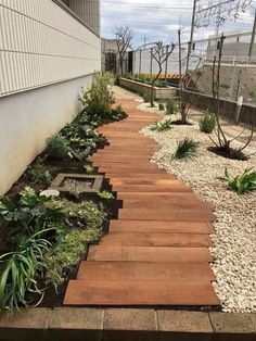 Walkway Edging Ideas Pathways, Diy Outdoor Walkway Pathways, Wooden Garden Path, Landscape Walkway, Wood Walkway, Backyard Walkway, Wooden Walkways, Boho Garden, Garden Path