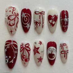 Christmas Nails Aesthetic Red, Y2k Nails Christmas, Christmas Nails Y2k, Christmas Snoopy Nails, Christmas Y2k Nails, Snoopy Nails Christmas, Alt Christmas Nails, Snoopy Christmas Nails, Y2k Red Nails