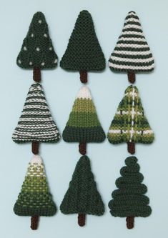 knitted christmas trees are arranged in rows