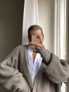 Petite Fashion Outfits, Nude Style, Best Sweaters, Petite Sweaters, Petite Fashion Tips, Autumn Fits, Scandinavian Fashion, Cardigan Style, Cardigan Sweaters