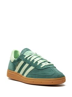 Find ADIDAS Handball Spezial Sneakers on Editorialist. green suede gold-tone logo lettering logo patch at the tongue signature 3-Stripes logo front lace-up fastening round toe gum-rubber sole These styles are supplied by a premium and authenticated sneaker marketplace. Stocking only the most sought-after footwear, they source and curate some of the most hard to find sneakers from around the world. Women Shoes Sneakers, Adidas Handball Spezial, Adidas Handball, Sneakers Green, Adidas Shoes Women, 2024 Style, Adidas Spezial, Green Sneakers, Lettering Logo