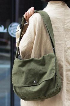 Shoulder Bag Patterns To Sew, Outfit Inspiration Women, Street Style Bags, Shoulder Bags Pattern, Girly Bags, Stylish Backpacks, Bag Green, Bag Patterns To Sew, Brown Bags