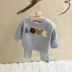 Wrap your little one in cozy comfort with our 'LOVE' Long-Sleeve Sweatshirt & Pants Set, perfect for toddlers aged 1-3 years! This unisex baby outfit is ideal for autumn, featuring a charming letter pattern that adds a sweet touch to their seasonal wardrobe. 🍂 Made from a soft blend of 65% cotton and 35% polyester, the broadcloth fabric ensures warmth and durability. The long sleeves and regular fit provide maximum comfort, while the pullover closure and O-neck collar make dressing a breeze. De Cozy Playtime Sets For Fall, Fall Playtime Long Sleeve Sets, Fall Playtime Sets With Long Sleeves, Cozy Cotton Sets For Fall, Gray Cotton Sets For Fall, Long Sleeve Sets With Letter Print For Playtime, Long Sleeve Playtime Sets With Letter Print, Cute Long Sleeve Sets With Letter Print, Fall Long Sleeve Set With Letter Print