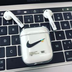 airpods nike case offwhite doormat 60x40 airs kiss cm style White Jordans, Oregon Usa, Airpods Case, Apple Airpods, Women Trends, Beauty Fashion, Protective Cases, Air Jordans, Oregon