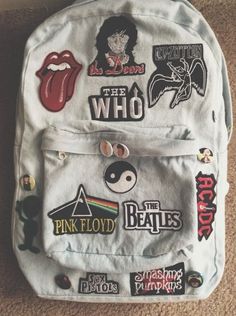 Reminds me of my school back pack. Soooo many patches and buttons too. :): Grunge Backpack, Mochila Jeans, 80s Punk, Look Grunge, Denim Backpack, Creative Clothes, Backpack Pins, Cooler Look