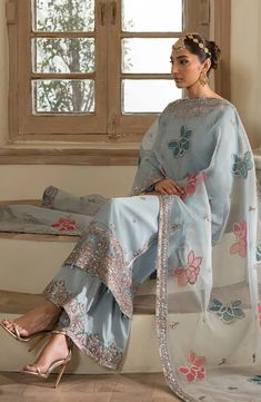 Raw Silk Embroidery Suits, Tassels On Sleeves, Ombre Pakistani Dress, Silk Indian Suits, Organza Pakistani Suits, Indian Dresses To Wear To A Wedding, Organza Salwar, Pakistani Formal Wear, Dupatta Designs