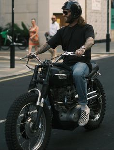 Modern Biker Style Men, Biker Style Men, Beach Motorcycle, Desert Sled, Triumph Bikes, Bike Aesthetic, Street Bike, Triumph Scrambler