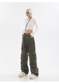 Green Cargo Jeans Outfit, Cargo Pants Outfit Black, Green Cargo Pants Outfit, Baggy Pants Women, Outfits New York, Casual Attire For Women, Downtown Outfits, Earthy Outfits, Aesthetic Grunge Outfit