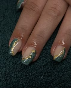 Hunter Green Nails Short, Emerald Green Nails With Gold Design, Classy Green Nail Designs, Nails Matching Green Dress, Green And Gold Nail Inspo Acrylic, Green And Gold Nails Acrylic Short, Emerald Green Graduation Nails, Emerald Green Nails And Gold, Dark Green And Gold Nail Ideas