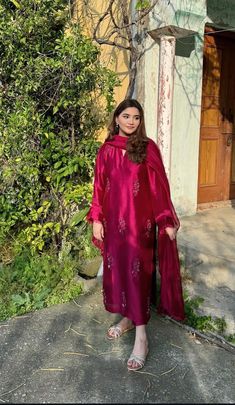 Casual Wedding Dress Pakistani, Pakistani Semi Formal Dresses, Barat Outfit Ideas, Pakistani Formal Dresses Wedding, Pakistani Suit Aesthetic, Customised Dress For Women, Formal Salwar Suits For Women, Eid 2024 Outfits, Dresses To Wear To A Wedding Pakistani