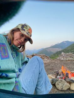 Girly Outdoorsy Outfits, Female Hiker Aesthetic, Gronala Girl Astetic, Hicking Girl Aesthetic, Salty Granola, Granola Fits, Nature Outfits, Granola Gorl Summer, Granola Girl Aesthetic