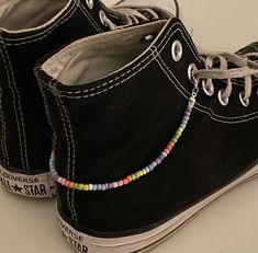 Shoe Straps Diy Ideas, Converse Bracelet, Beads On Shoelaces, Beads Bracelets Aesthetic, Sneaker Diy, Shoe Charms Diy, Boty Converse