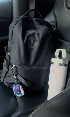 #lululemon #backpack Essentials For Backpack, Lululemon Backpack Black, Lululemon Backpack Pink, Lulu Backpack Aesthetic, Gym Backpack Aesthetic, Lululemon Bookbag, Lululemon Backpack Aesthetic, Lulu Lemon Aesthetic, Backpack Inspo School