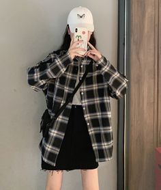 Black Oversized Plaid Shirt | Momo - Twice XL Affordable Trendy T-shirt For Layering, Black And White Plaid Shirt Outfit, White Plaid Shirt Outfit, Black Flannel Outfit, Checkered Shirt Outfit, Plaid Jacket Outfit, Oversized Checked Shirt, Outdoor Dates, Cute Korean Fashion