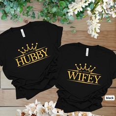 Celebrate your love with our charming couples shirts! These "Wifey " and "Hubby" tees are perfect for newlyweds, honeymoon trips, or just relaxing together. Made from premium soft cotton, these matching shirts ensure comfort and style. 𝗛𝗢𝗪 𝗧𝗢 𝗢𝗥𝗗𝗘𝗥? 𝟏. Select the shirt 𝗦𝘁𝘆𝗹𝗲 2. Select the 𝗦𝗶𝘇𝗲 3. Select the shirt color 4. Select the quantity, 5. Click 𝗔𝗗𝗗 𝗧𝗢 𝗖𝗔𝗥𝗧. If you want to buy more than one, please go back to the listing and repeat the steps. "If you have any q Married Couple Shirts, Funny Couple Shirts, Wifey Sweatshirt, Married Shirt, Marriage Anniversary, Husband Shirts, Wedding Shirts, Matching Couples, Couple Shirts