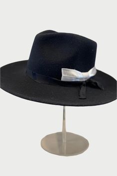 A dark blue wide-brimmed hat Perfect White Tee, White Bow, Framed Gifts, Beautiful Hats, Zadig And Voltaire, Leather Band, Zero Waste, Recycled Materials, Bag Accessories