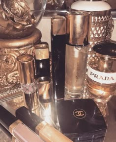 Peyton Aesthetic, Arte Glitter, Cosmetic Aesthetic, Golden Brunette, Chanel Set, Parfum Chanel, Prada Candy, Boujee Aesthetic, Smink Inspiration