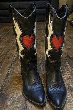 Cowgirl Aesthetic Dark, Goth Cowgirl Boots, Goth Vaquera, Gothic Cowboy Fashion, Goth Cowboy Boots, Goth Cowboy Aesthetic, Alt Cowgirl, Goth Western Style, Cowboy Aesthetic Outfit