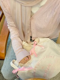 Old Money Style Women Hijab, Pink Hijabi Outfits, Pastel Hijab Outfit, Cream Outfit Hijab, Pink Outfit Hijab, Pink Hijab Outfit, Pink Cardigan Outfit, Pink Hijab, Muslimah Outfit