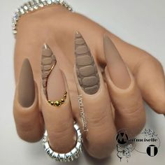 8,533 Likes, 67 Comments - Mad'moiselle T (@mad_moiselle_t) on Instagram: “Last in the animal series🤎🤎 Snake nails🤎🐍🤎 Inspired by @alinahoyonailartist _ Do you like it or…” Brown Acrylic Nails, Unghie Sfumate, Dope Nail Designs, Trendy Nail Art, Coffin Nails Designs, Fancy Nails, Chic Nails, Dope Nails, Best Acrylic Nails