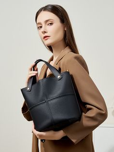 Genere: donne
Tipo: Borsa, Borsa a tracolla
Caratteristiche: Tracolla regolabile removibile, Tasche interne
Materiali principali: pelle bovina
Fodera: poliestere
Tipo di chiusura: cerniera
Stile: casual, quotidiano, elegante

Misurare:

Lunghezza: 27 cm / 10.63  "
Larghezza: 16 cm / 6.30  "
Altezza: 23 cm / 9.06  " Black Leather Tote Bag, Genuine Leather Totes, Waist Bags, Fall Shoes, Winter Shoes, Cross Body Bag, Boot Sandals, Leather Tote Bag, Style Retro