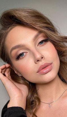 Doe Eye Makeup Blue Eyes, Make Up For Doe Eye, Bridal Cat Eye, Doe Eyes Make Up, Light Bridal Makeup, Trucco Glam, Soft Make-up, Wedding Hairstyles And Makeup, Natural Prom Makeup