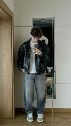 old money, outfit ideas, mens outfit, fashion, mens fashion, Credit: @hhdobvhh Men Different Styles, Baggy Fits For Men, Men Outfits Jacket, Baggy Jeans On Men, Men Baggy Fashion, Man Styles Outfit, Jacket And Jeans Outfit Men, Guys Winter Outfits Casual, Fashion Inspo Outfits For Men