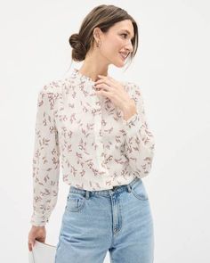 Un essentiel à ajouter à votre garde-robe professionnelle, portez cette blouse boutonnée en crêpe soyeuse seule, ou sous un veston pour un style plus habillé. Coupe - Blouse boutonnée - Manches longues à manchettes boutonnées - Longueur du corps à l'avant de 26" (taille M) Caractéristiques - Crêpe soyeuse : contient 60% de polyester recyclé* - Non doublée - Col montant * Ce vêtement contient du polyester recyclé fabriqué à partir d'un mélange de bouteilles et de déchets de tissus. Slim Fit Dress Shirts, Fitted Dress Shirts, Professional Wardrobe, Slim Fit Dresses, Mock Neckline, Linen Shop, Tailored Shirts, Maternity Shops, Slim Fit Shirt