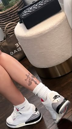 Sleeve Tattoos Meaningful, Sneakers For Women Outfit, Shoe Pics Aesthetic, Off White Outfit, Hypebeast Shoes, Sneaker Fits, Pretty Sneakers, Dr Shoes