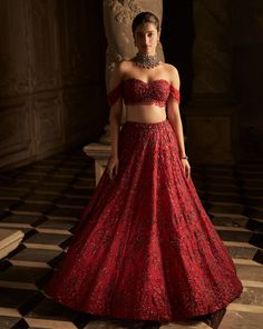 Seema Gujral Red Lehenga, Red Wine Lehenga, Dark Red Lehenga Bridal, Bridal Lehenga Blouse Designs Latest, Seema Gujral Bridal Lehenga, Dark Red Indian Wedding Dress, Red Traditional Dress Indian, Lehenga Blouse Designs Crop Tops, Dark Red Lehenga