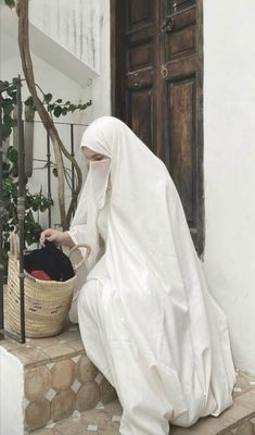 Moroccan Traditional Clothing, Tiktok Lyrics, Hijabi Styles, Arabic Mehendi, Veiled Girl, Algerian Culture, Morocco Aesthetic, Moroccan Aesthetic, Algerian Clothing