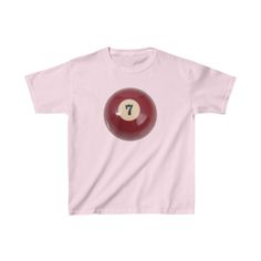 Rotes 7-Ball-Baby-T-Shirt! Poolrotes 7-Ball-Design im Vintage-Stil, gedruckt auf einem leichten Baby-T-Shirt im 90er-Jahre-Stil. Bitte lesen Sie die vollständige Produktbeschreibung unten, bevor Sie bestellen. ✩ GRÖSSE ✩ * Klassisches Baby-T-Shirt im 90er-Jahre-Stil (beachten Sie, dass es sich hierbei nicht um ein verkürztes Modell handelt). * Wir empfehlen eine größere Größe für eine lockerere Passform bzw. eine kleinere Größe für eine engere Passform * Wir haben Maße angegeben - wir empfehlen, die Maße anhand eines Hemdes zu messen, das Sie bereits besitzen und das Sie lieben, um die perfekte Passform zu erhalten. * Alle Shirts sind Unisex und fallen der Größe entsprechend aus. * Haftungsausschluss: Dies sind Jugend-T-Shirts, die die perfekte Passform für Baby-T-Shirts der 90er Jahre bie Disco Ball Print, Crop Top Aesthetic, Gothic Baby, Y2k Graphic Tees, Pastel Goth Outfits, Top Aesthetic, Y2k Harajuku, Tøp Aesthetic, Baby Graphic Tees